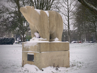 900636 Afbeelding van het monument van de Polar Bears in het Hogelandsepark te Utrecht, tijdens winterse omstandigheden.